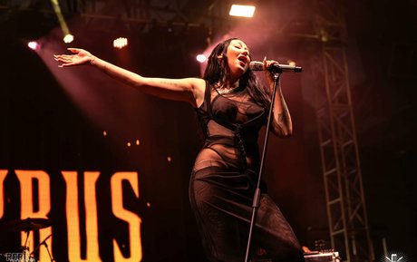 Noah Cyrus hot actress img