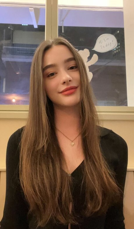 Dasha Taran pretty model pic