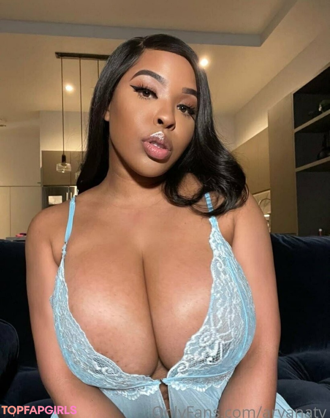 female influencer onlyfans pretty pic
