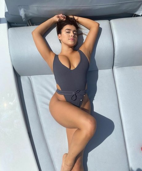 Kalani Hilliker erotic model gallery