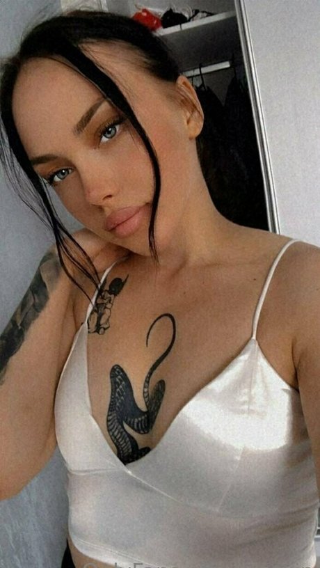 kissvip star naked image