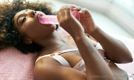 jenifferbofficial erotic model images