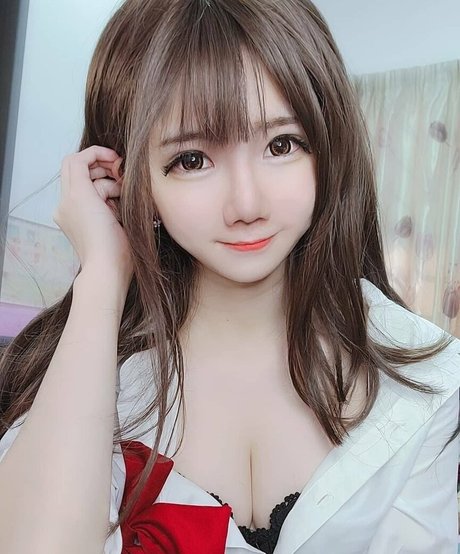 iamdorasnowfree model naked images