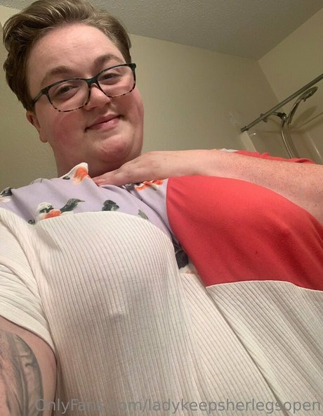 ladykeepsherlegsopen nice model img