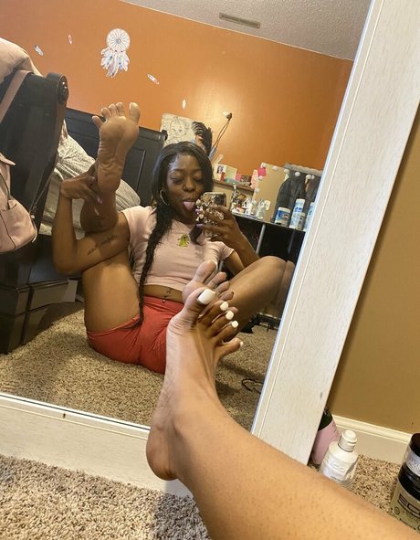 Carameltoesz porn model picture