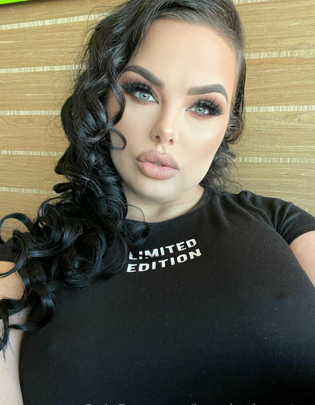 fat girls onlyfans erotic pic