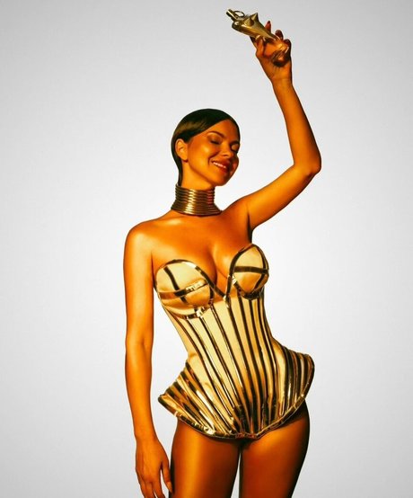 Apostoleanu art model pics