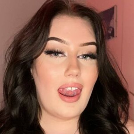 Chelsea Nielsen exclusive star pics