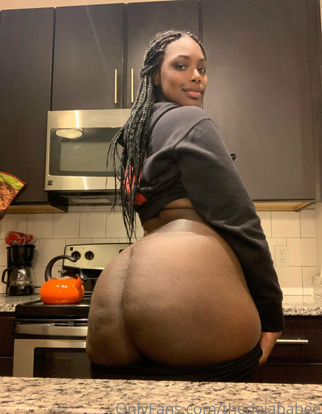 thedejababee model nude photo