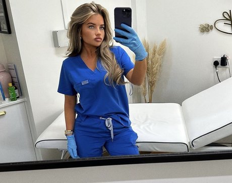 Mia Woodhall free model pic