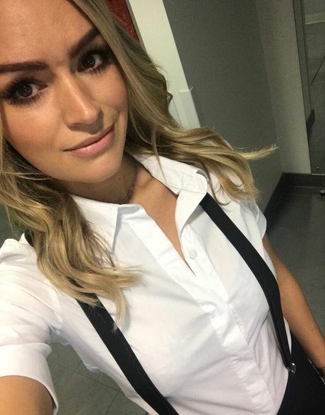 Laura Woods star top galleries