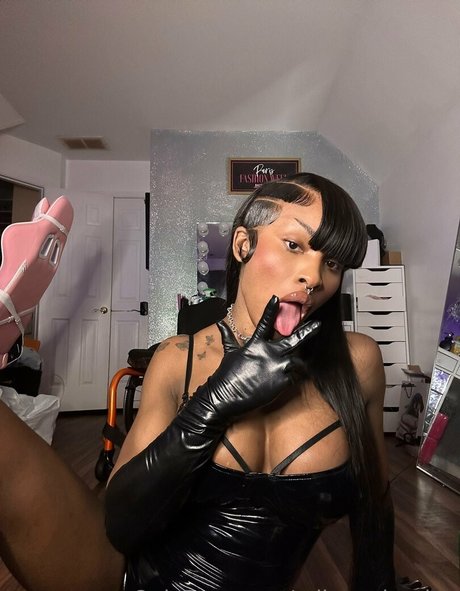 milanvalentine naked model photo