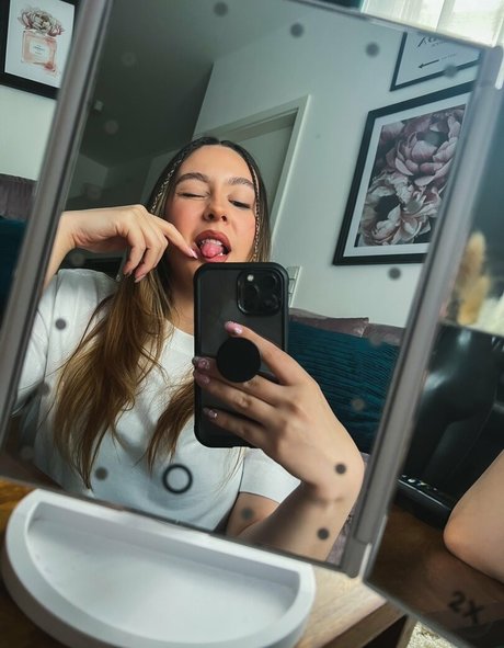 Troubleinc sexy actress img