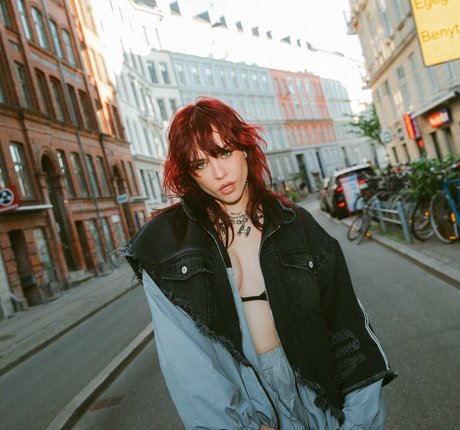 Taylor Upsahl art model pics