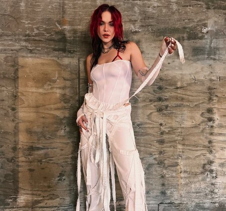 Taylor Upsahl hd actress pictures