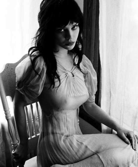 Sophie Thatcher high quality star images