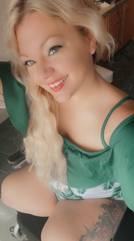 theamputeebitch model art galleries