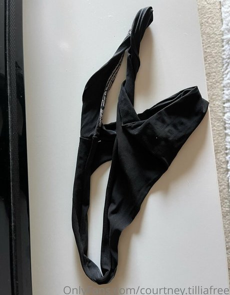 CourtneyTillia model nude picture