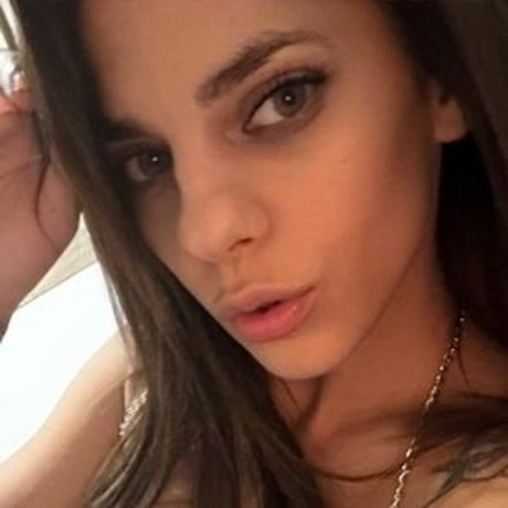 benekittii21 nudes actress gallery