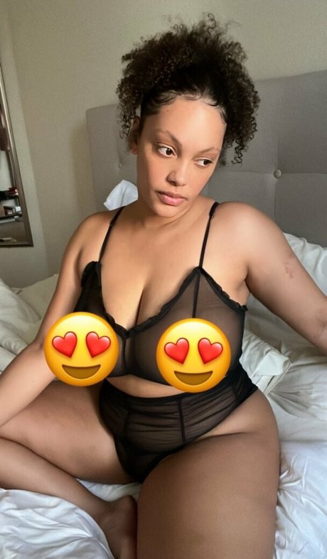 famousaria model best pictures