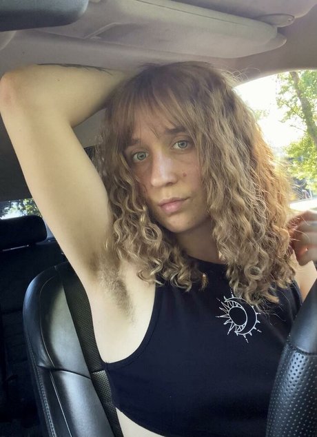 Hairy Women free model picture