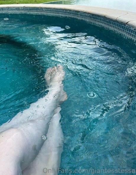 giantesstessa nudes actress photo