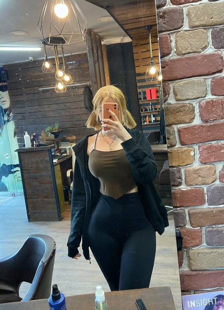 fraaoula model top pic