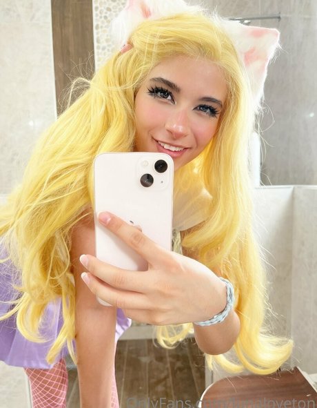 Lunaloveton sexy model img