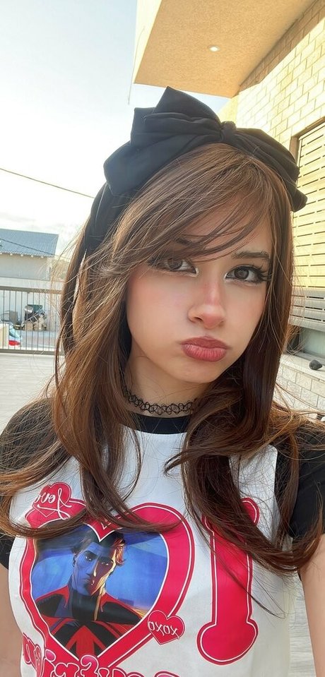 Lunaloveton model erotic pics