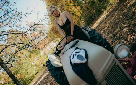 nickydarkfree naked model photo