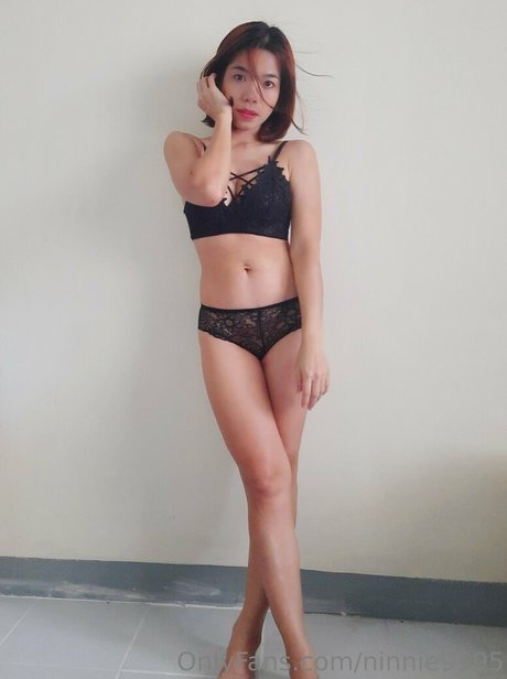 ninnie9595 nude pornstar image