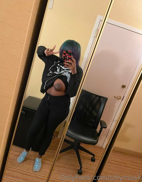 Sillymask pornstar pretty photo