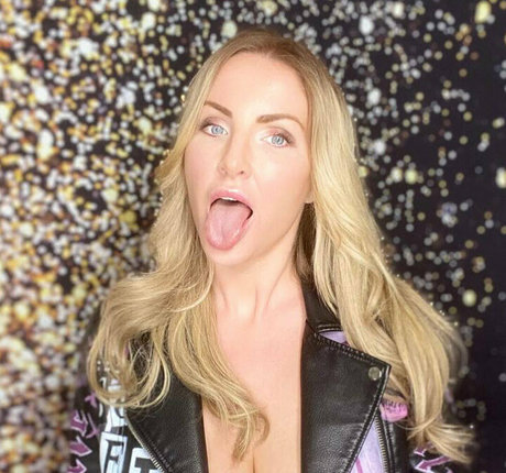 stepmomgeorgie sexy actress pic