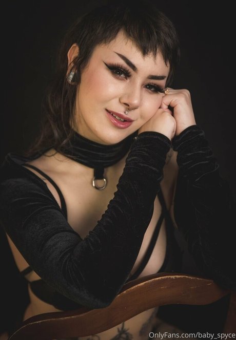 Synthia Valentine model top img