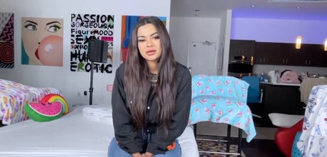 Numi Zarah model free pics