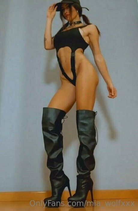 Mia Wolf X pornstar erotic gallery