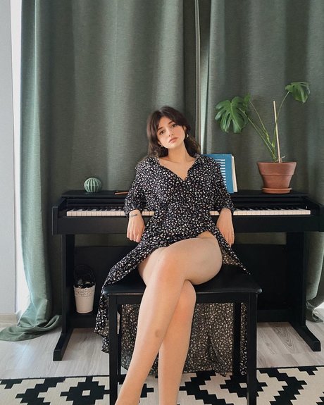 Buse yilmaz art model pictures