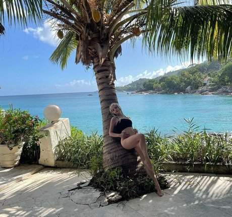 female influencer onlyfans beautiful nude photo