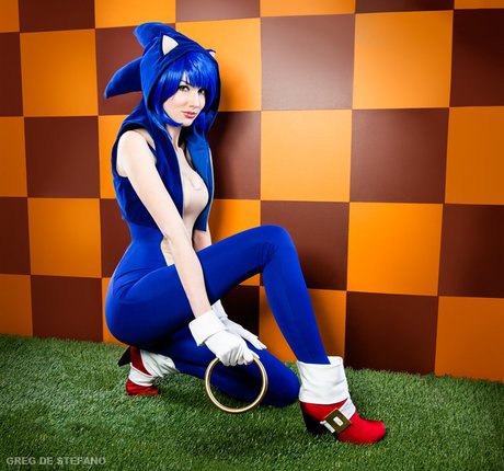 Manzi DeYoung model beautiful images