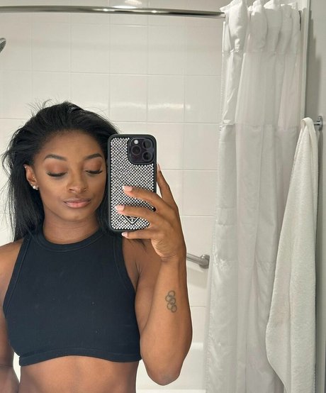 Simone Biles star adult pics