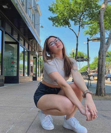 Leoniemontybtw erotic model picture