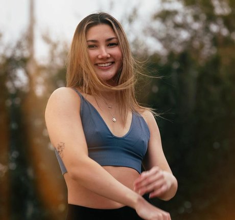 Leoniemontybtw star nude picture