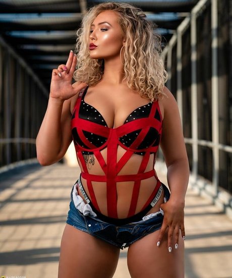 Nikkita Lyons model sexy picture