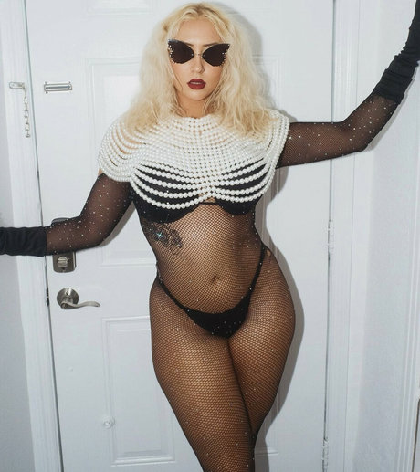 Nikkita Lyons model sexy photo