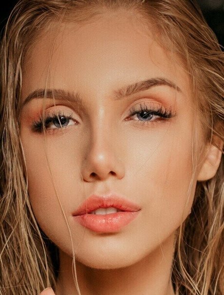 Sara Hardel naked model gallery