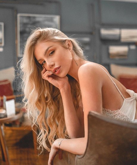 Sara Hardel beautiful model photo