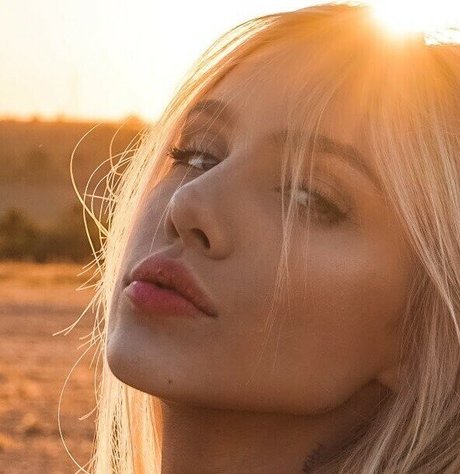 Sara Hardel hot actress img