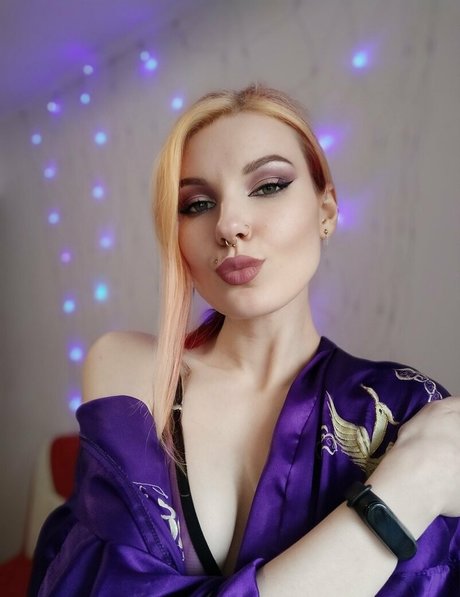 lida bond hot star archive