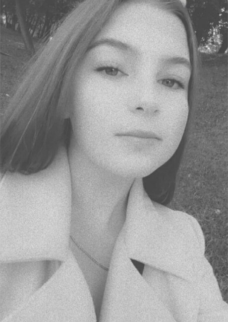 valya_ pretty model image