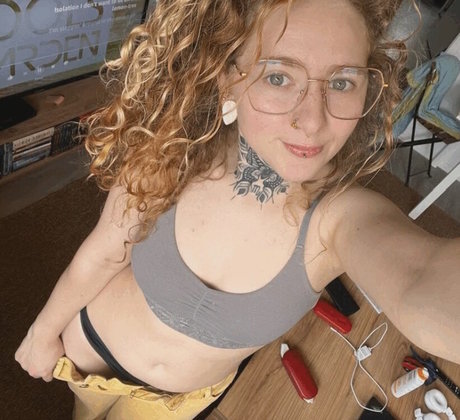 female influencer onlyfans pretty photo